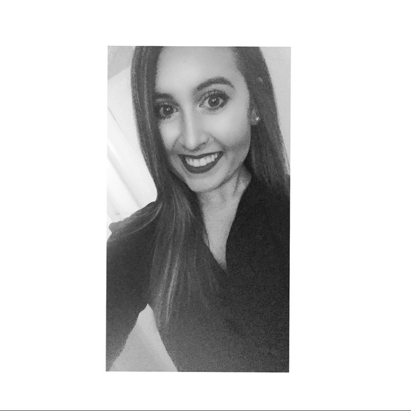 Meet Your Posher, Emily! - Picture 5 of 6